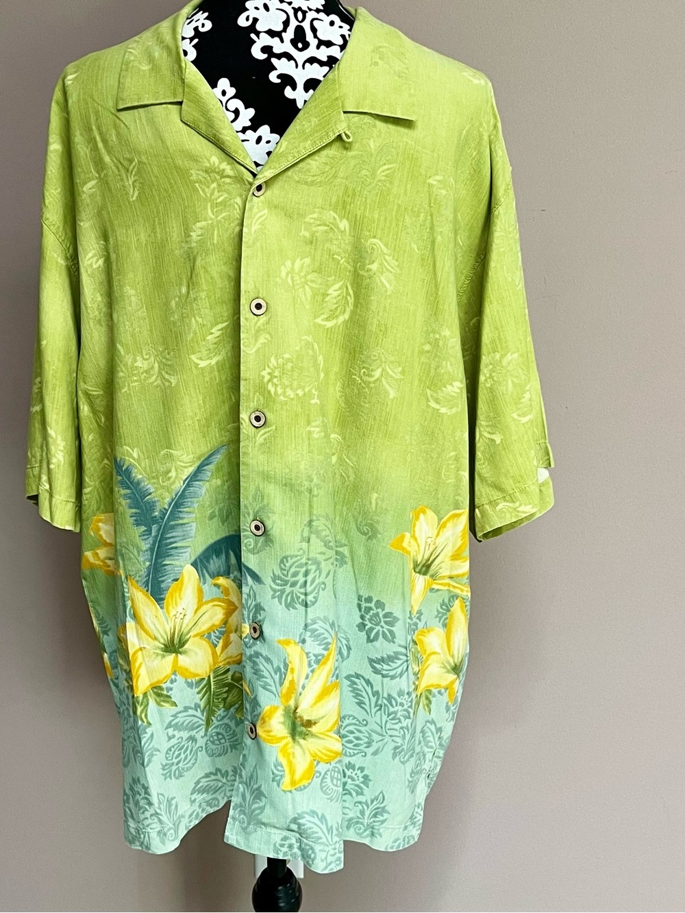 TOMMY BAHAMA 100% Silk Green to Blue Ombré Tropical Floral Camp Shirt